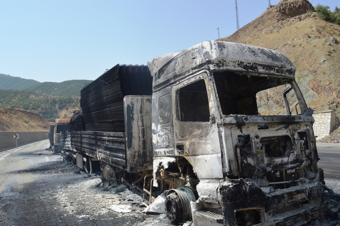 Araçların yakılması şoförleri tedirgin ediyor Araçların yakılması şoförleri tedirgin ediyor